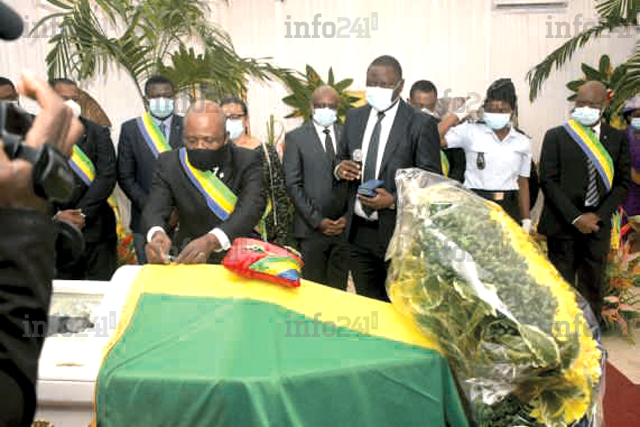  Emmanuel Issoze Ngondet a reçu deux distinctions honorifiques à titre posthume