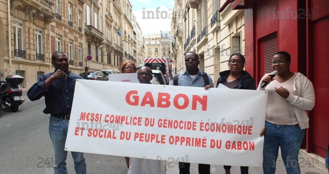 Des Gabonais devant l’ambassade d’Argentine à Paris