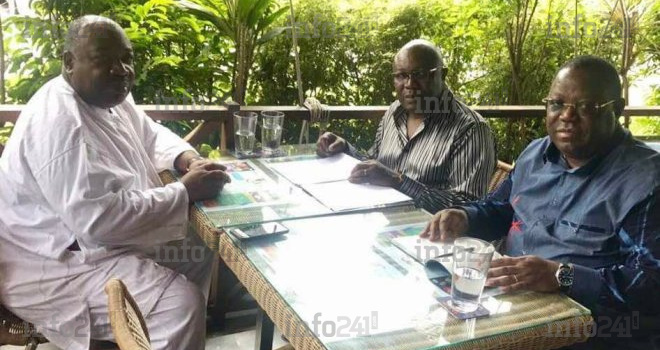 Ali Bongo pose décontracté avec ses collaborateurs